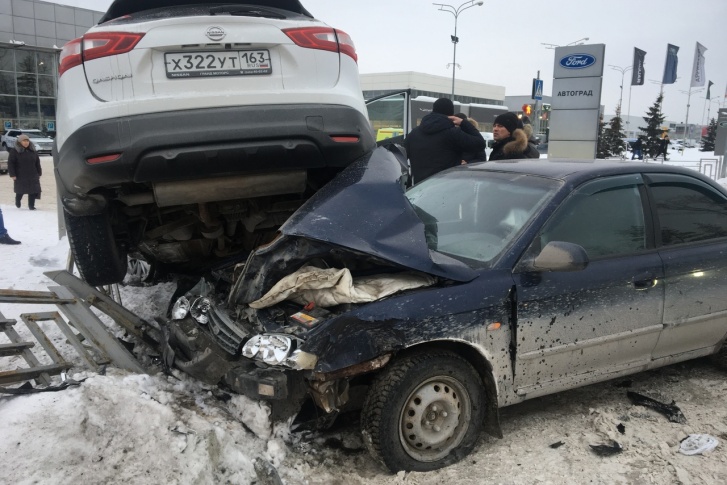 Иномарки снесли ограждения у автоцентра Иномарки снесли ограждения у автоцентра