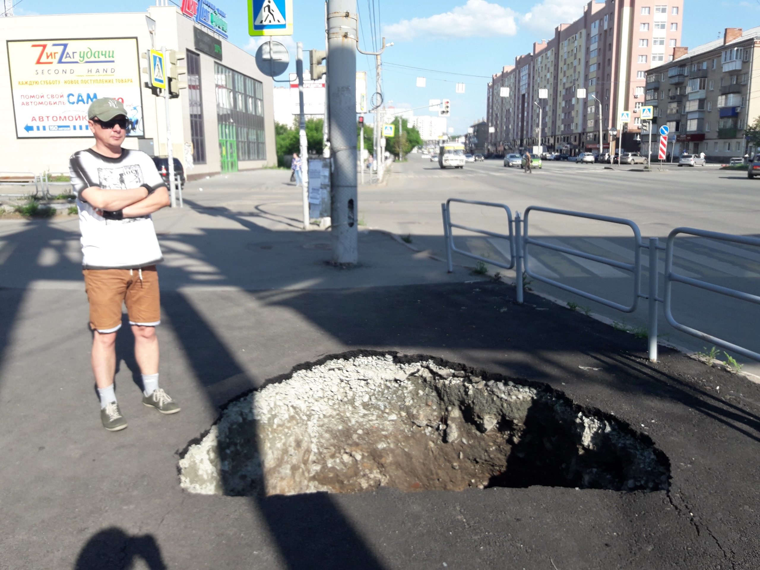 «Полный провал»: в Челябинске возле пешеходного перехода асфальт ушёл под землю