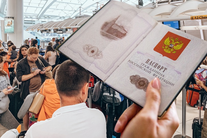 Забыть паспорт в самолете очень просто: достаточно выпустить его из рук на пару минут, а искать потом приходится долго