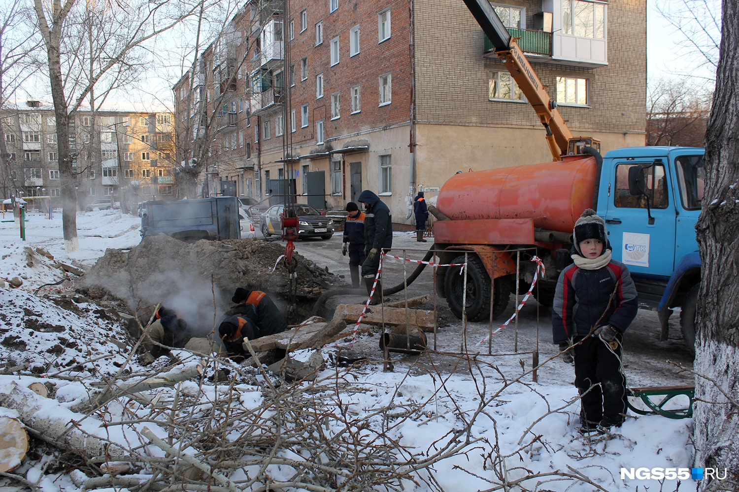 Горячая вода омск. Прорыв трубы отопления Омск. Нет горячей воды и отопления. Аварийное отключение отопления Омск. Прорыв горячей воды в Омске.