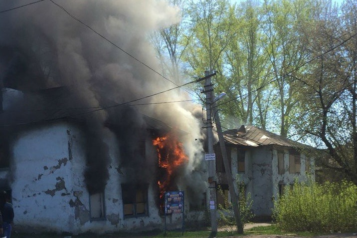 Пожар произошел в доме на улице Ахметова Пожар произошел в доме на улице Ахметова