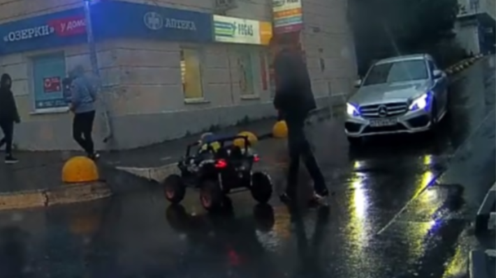 Видео дня. Важный нижегородский карапуз едет в детский сад на мини-автомобиле