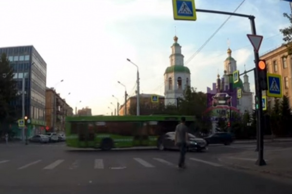 Водитель автобуса такого маневра явно не ожидал Водитель автобуса такого маневра явно не ожидал