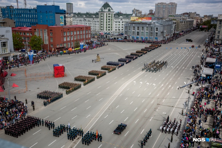 Парад Победы на площади Ленина в 2016 году