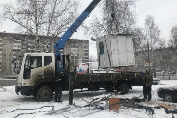 Парковку на газоне на проспекте Победы неизвестные организовали ещё в 2016 году Парковку на газоне на проспекте Победы неизвестные организовали ещё в 2016 году