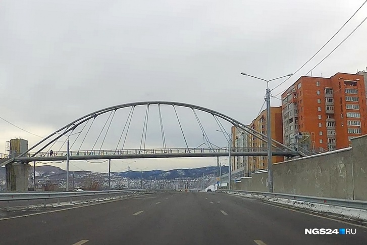 Основное движение в сторону Николаевского моста и Копылова будет организовано по прямой, а съехать на прилегающие улицы Николаевки можно по дороге-дублеру Волочаевской<br> Основное движение в сторону Николаевского моста и Копылова будет организовано по прямой, а съехать на прилегающие улицы Николаевки можно по дороге-дублеру Волочаевской<br>