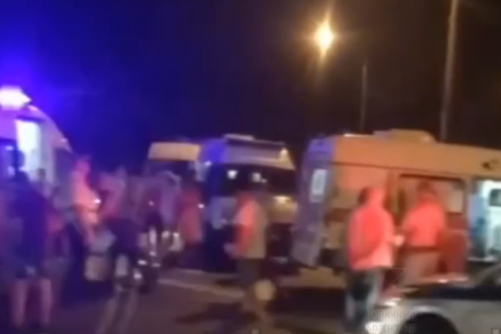 В автобусе ехал 41 человек — 39 пассажиров, водитель и экскурсовод, в легковом автомобиле ехали четверо<br> В автобусе ехал 41 человек — 39 пассажиров, водитель и экскурсовод, в легковом автомобиле ехали четверо<br>