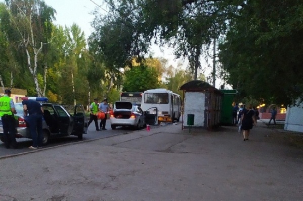 Женщина зацепилась платьем при выходе из автобуса и попала под колеса Женщина зацепилась платьем при выходе из автобуса и попала под колеса