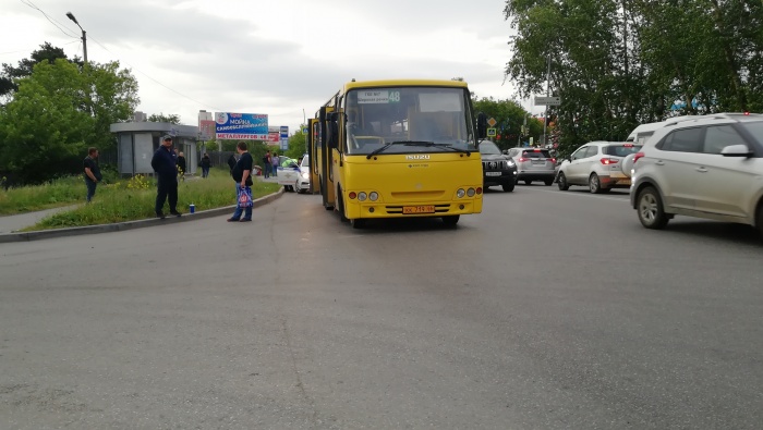 В салоне автобуса было около 20 пассажиров В салоне автобуса было около 20 пассажиров