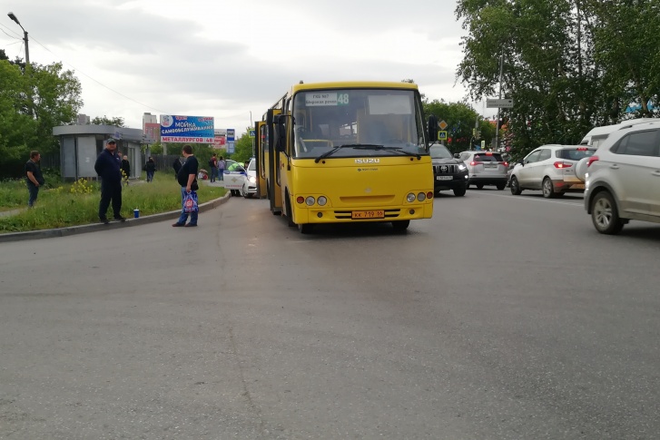 В салоне автобуса было около 20 пассажиров В салоне автобуса было около 20 пассажиров