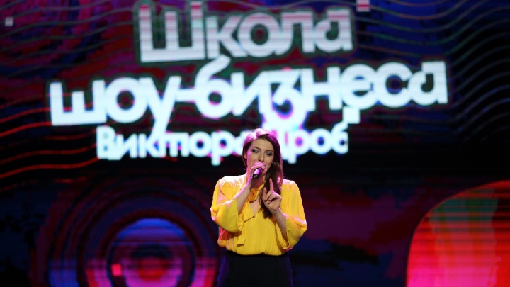 Жительница Екатеринбурга по приглашению Виктора Дробыша спела на сцене, где снимали Comedy Club