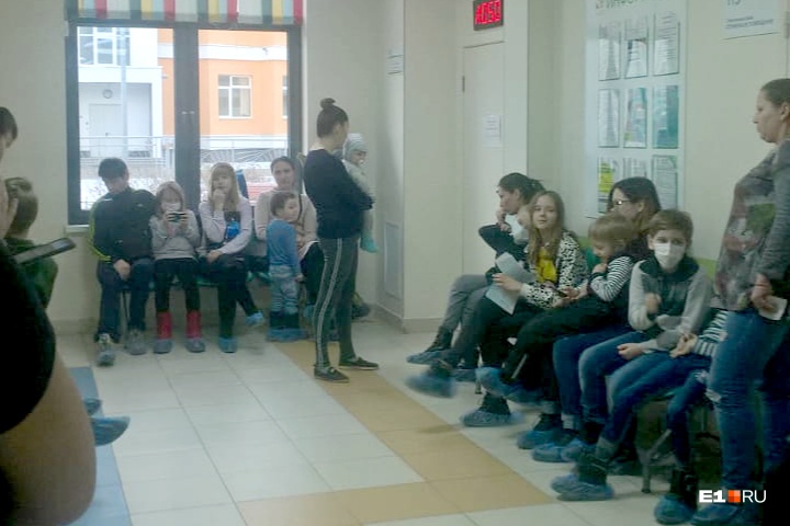 В день врач, работающий на первичном приеме, принимает от 50 до 70 пациентов, говорят жители Академического района В день врач, работающий на первичном приеме, принимает от 50 до 70 пациентов, говорят жители Академического района