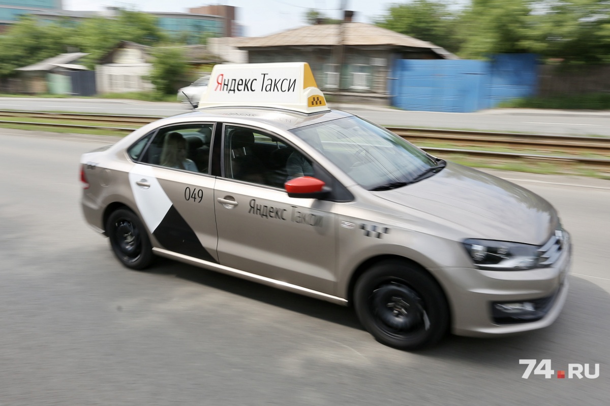 Серая машина Яндекс такси
