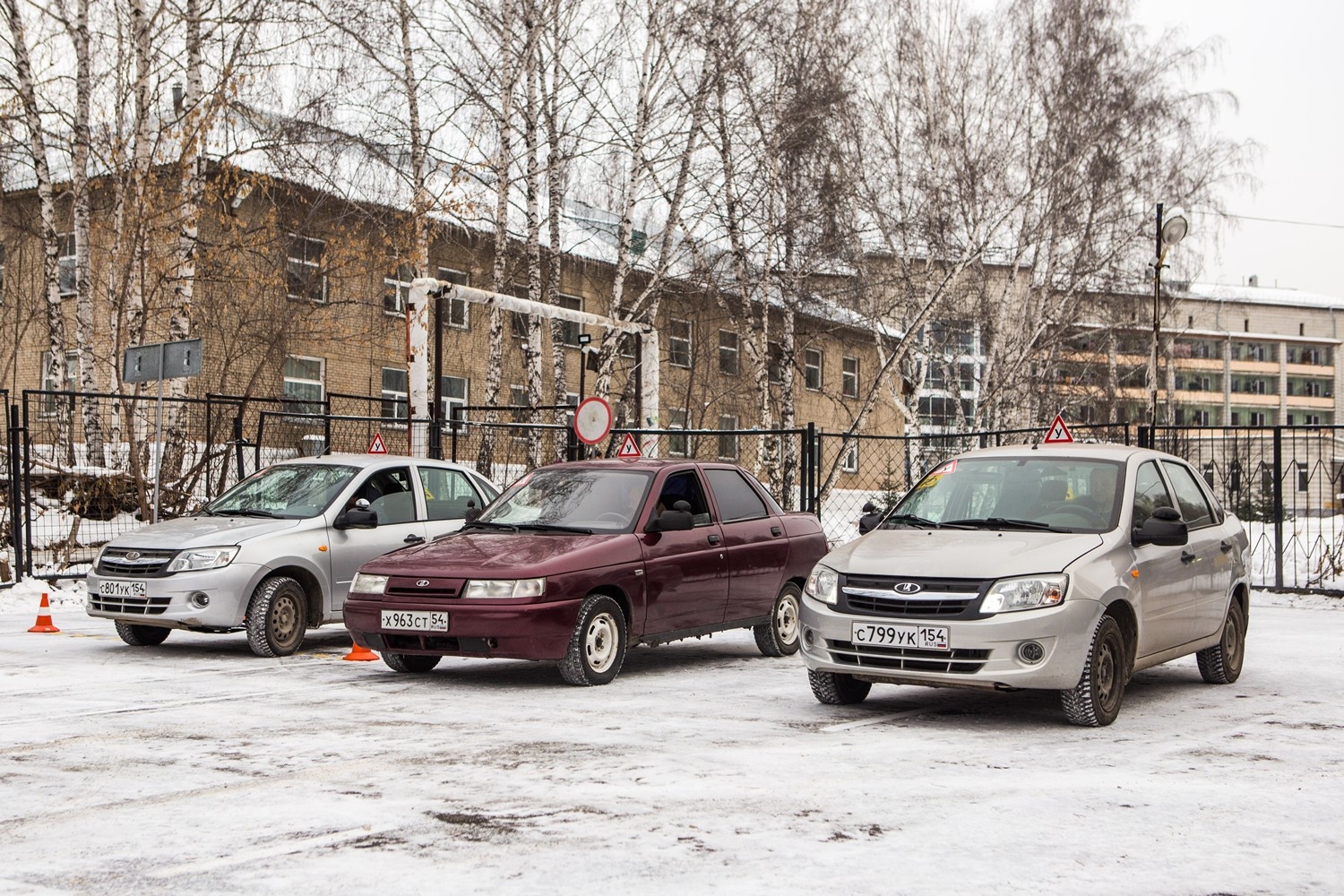 В парке автошколы — несколько машин отечественных марок, специально оборудованных для людей с инвалидностью В парке автошколы — несколько машин отечественных марок, специально оборудованных для людей с инвалидностью