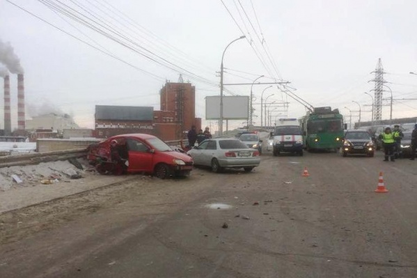 В ДТП попали три автомобиля В ДТП попали три автомобиля