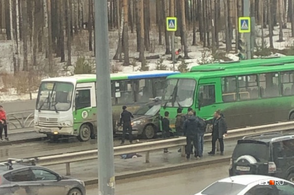На место уже выехали сотрудники ГИБДД На место уже выехали сотрудники ГИБДД 