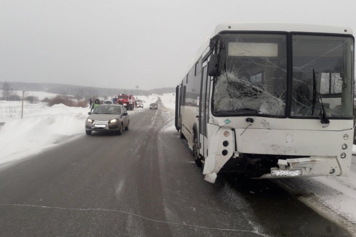 От удара у автобуса разбилось лобовое стекло От удара у автобуса разбилось лобовое стекло