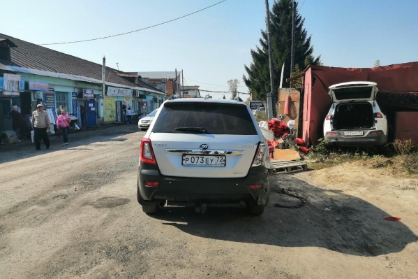 Внедорожник зацепил две легковушки и влетел в железный торговый контейнер Внедорожник зацепил две легковушки и влетел в железный торговый контейнер