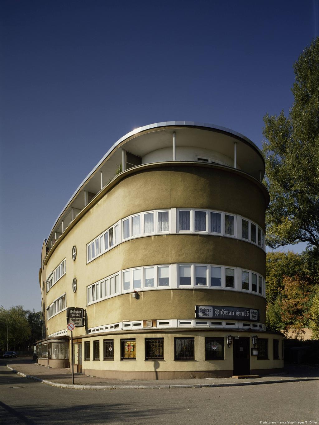 Сравните со зданием во Франкфурте, построенным в те же годы архитектором Баухауза Эрнстом Маем. Кстати, он один из первых немецких архитекторов приехал в СССР