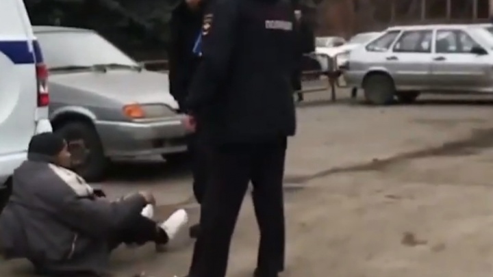 Челябинец снял на видео, как полицейский возле райотдела бил мужчину