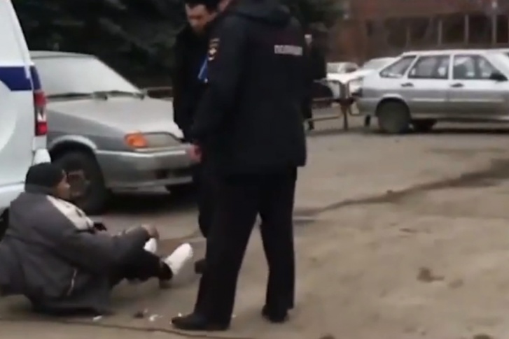 Судя по записи, полицейский ударил мужчину возле отдела полиции «Курчатовский» на улице Чайковского