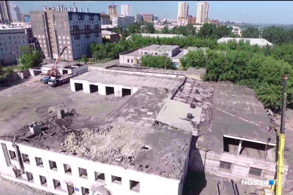 Строители расчищают территорию от построек и деревьев Строители расчищают территорию от построек и деревьев