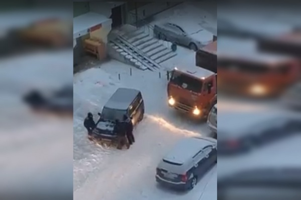 По словам автора видео, до этого жильцы 20 минут пинали авто и сигналили на весь двор, но никто не вышел По словам автора видео, до этого жильцы 20 минут пинали авто и сигналили на весь двор, но никто не вышел