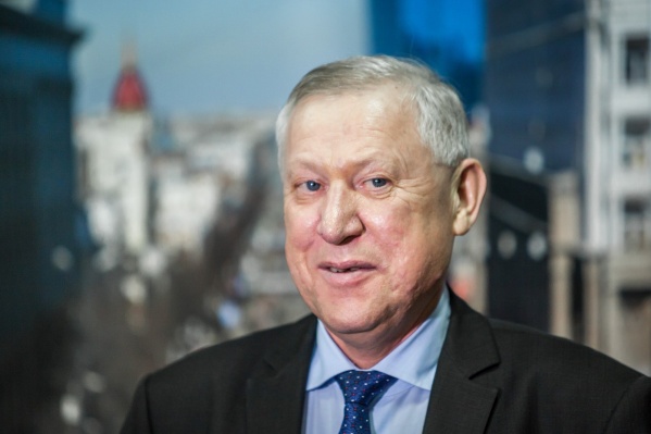 Мэр не перестаёт удивлять челябинцев: он пьёт на камеру во время работы домашний сок, отплясывает в парке и шутит о своей отставке Мэр не перестаёт удивлять челябинцев: он пьёт на камеру во время работы домашний сок, отплясывает в парке и шутит о своей отставке