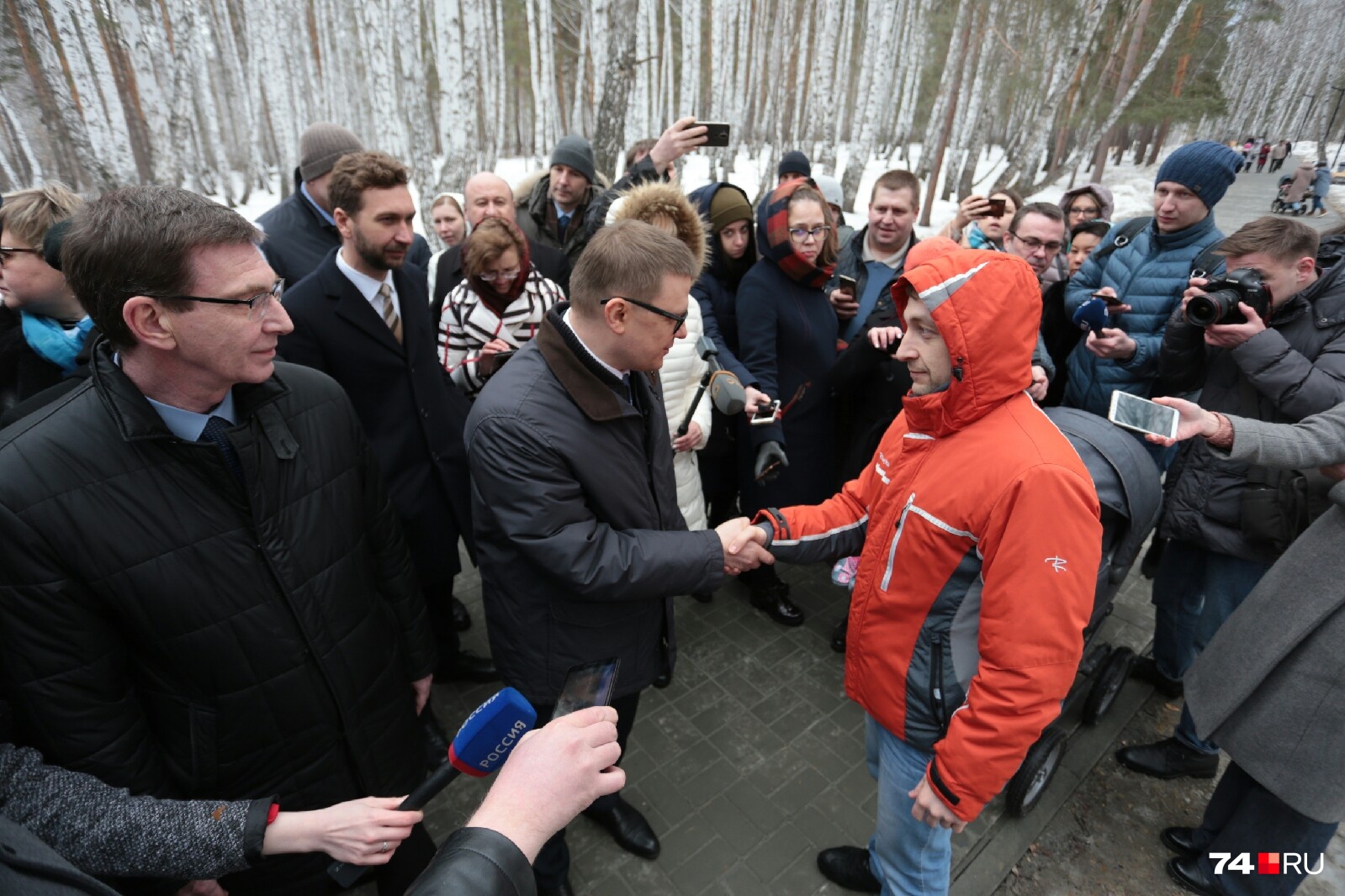 Алексей Текслер пообщался в парке с молодым отцом Алексей Текслер пообщался в парке с молодым отцом