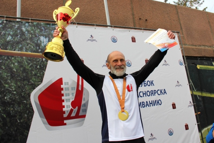 65-летний Виктор Россинин стал абсолютным победителем конкурса по подтягиваниям 65-летний Виктор Россинин стал абсолютным победителем конкурса по подтягиваниям