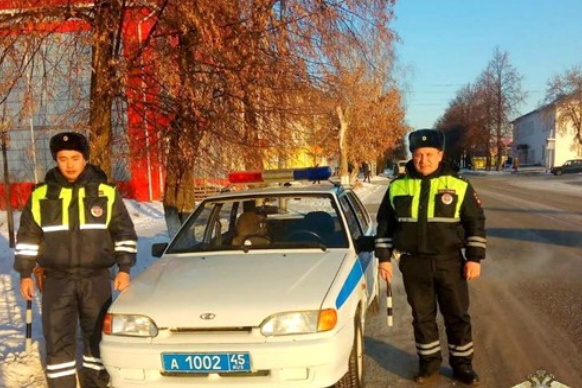 Нурлан Саутбаев и Владимир Андропов заметили на обочине легковушку жителей соседнего региона Нурлан Саутбаев и Владимир Андропов заметили на обочине легковушку жителей соседнего региона