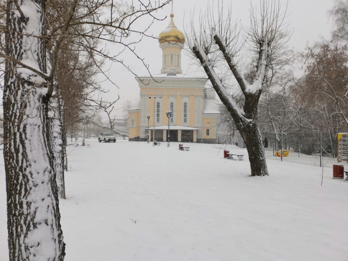 Фуры разворачивало, тракты вставали в многокилометровые пробки: как Екатеринбург пережил метель