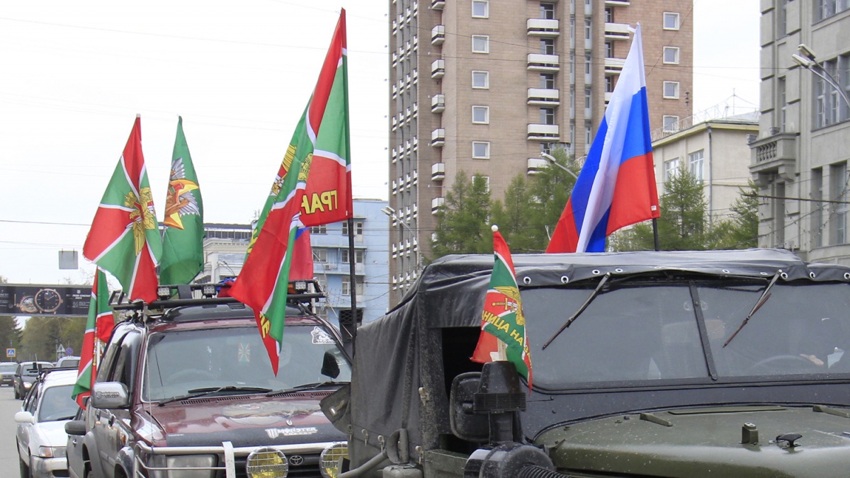 По Новосибирску промчалась колонна машин с флагами погранвойск | 28.05.2019  | Новосибирск - БезФормата