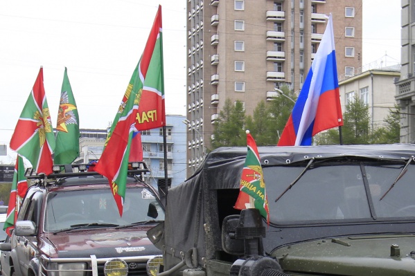 Пограничники выехали на площадь Калинина с улицы Дуси Ковальчук, а затем поехали по Красному проспекту. На фото — колонна пограничников на Красном проспекте в прошлом году Пограничники выехали на площадь Калинина с улицы Дуси Ковальчук, а затем поехали по Красному проспекту. На фото — колонна пограничников на Красном проспекте в прошлом году