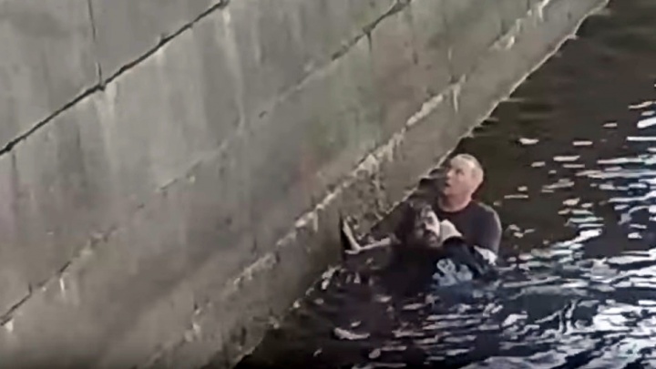 В Санкт-Петербурге пермяк вытащил из реки тонущего человека. Видео