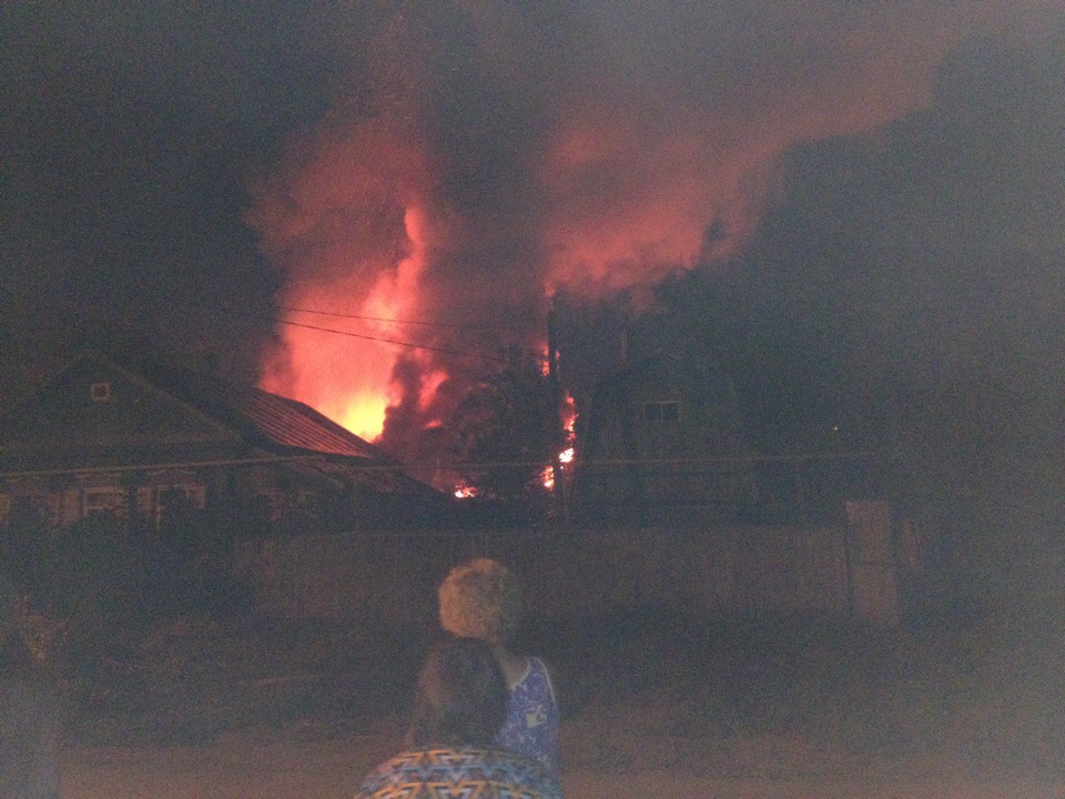 Огонь охватил несколько домов
