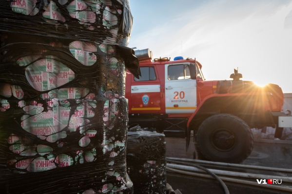 Пожарные боролись с огнем больше двух часов Пожарные боролись с огнем больше двух часов