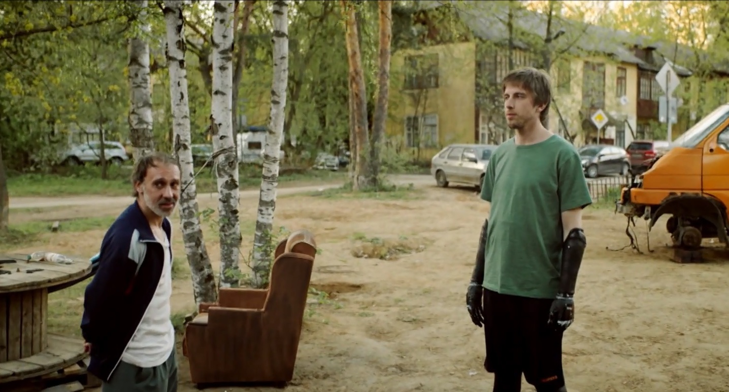 Михаил Орлов (слева) исполнил роль одного из жителей дома, которых пытается вдохновить на борьбу с главой ТСЖ Толя-робот (Александр Паль, справа)