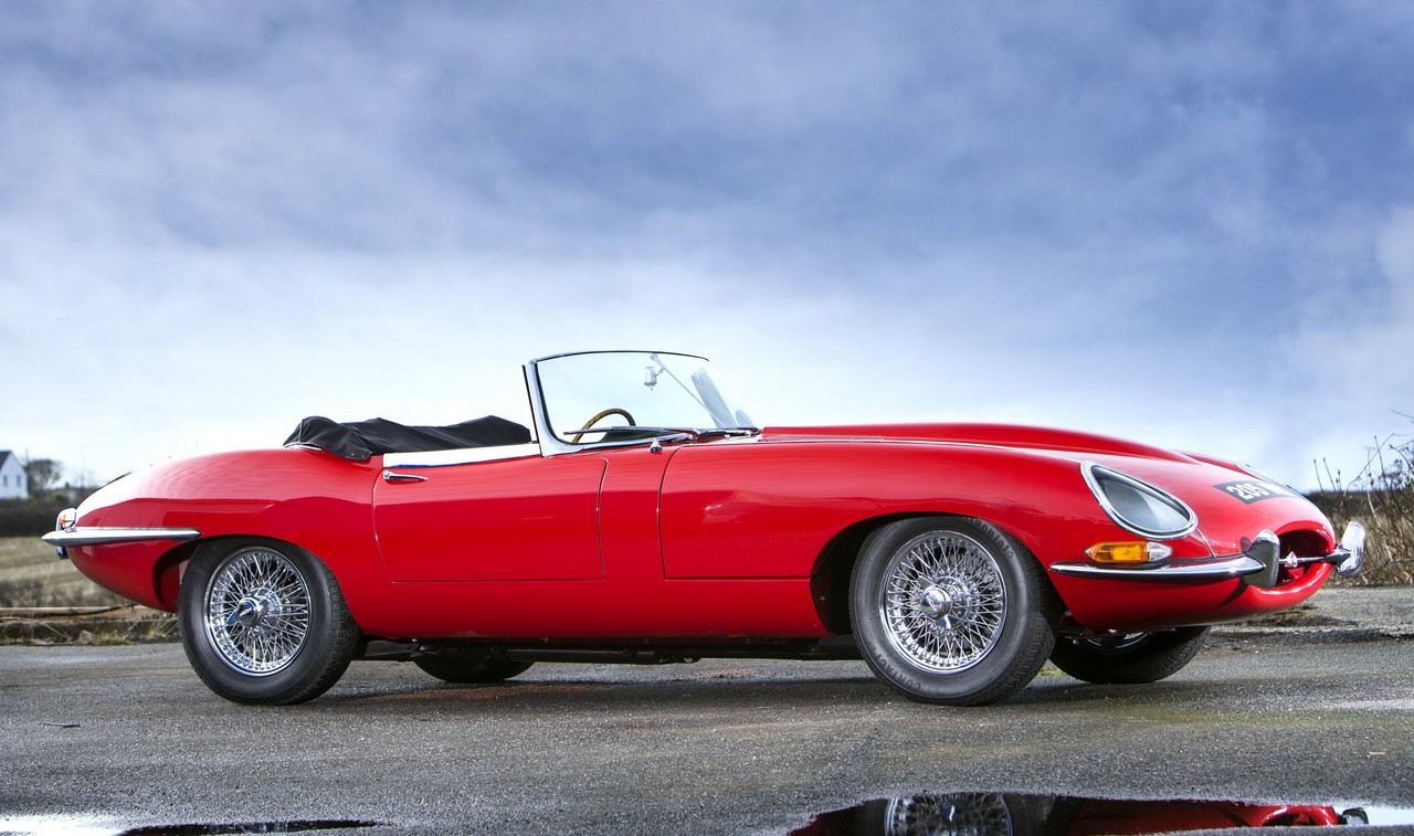 Jaguar E-Type (1961–1975) многие до сих пор считают самым красивым автомобилем в истории Jaguar E-Type (1961–1975) многие до сих пор считают самым красивым автомобилем в истории 
