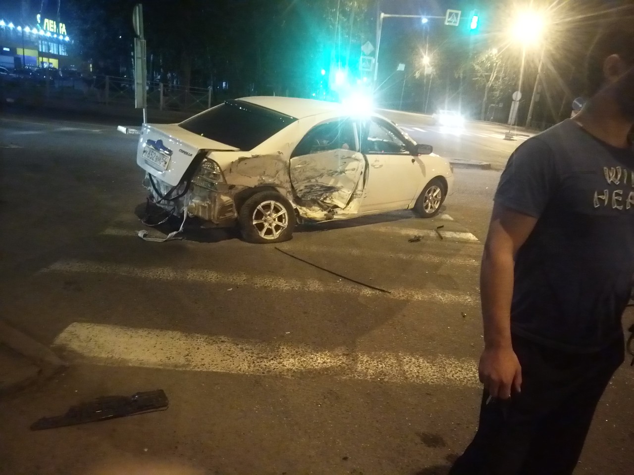У второго автомобиля оторвало колесо У второго автомобиля оторвало колесо