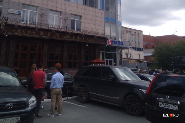 Всех посетителей бизнес-центра вывели на улицу, пока в здании искали бомбу Всех посетителей бизнес-центра вывели на улицу, пока в здании искали бомбу