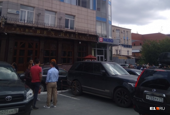 Всех посетителей бизнес-центра вывели на улицу, пока в здании искали бомбу Всех посетителей бизнес-центра вывели на улицу, пока в здании искали бомбу