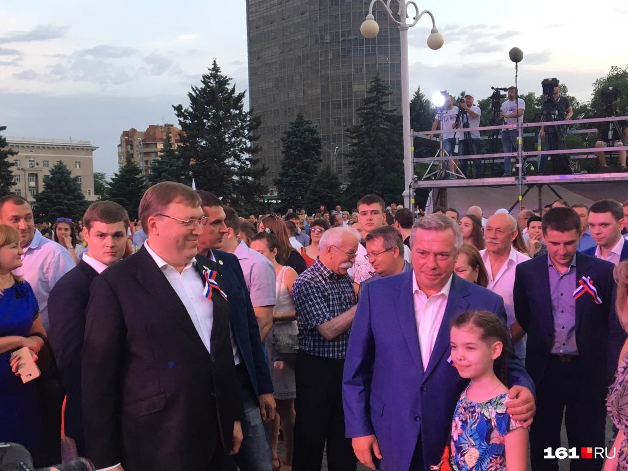 Вечером на Театральную площадь прибыли глава региона Василий Голубев и председатель Заксобрания Ростовской области Александр Ищенко Вечером на Театральную площадь прибыли глава региона Василий Голубев и председатель Заксобрания Ростовской области Александр Ищенко