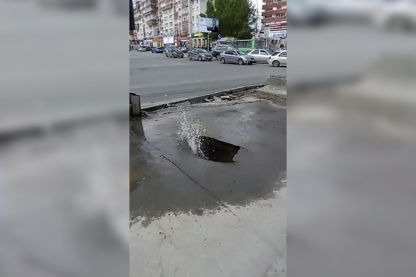 Вода начала хлестать из-под асфальта на тротуаре Вода начала хлестать из-под асфальта на тротуаре