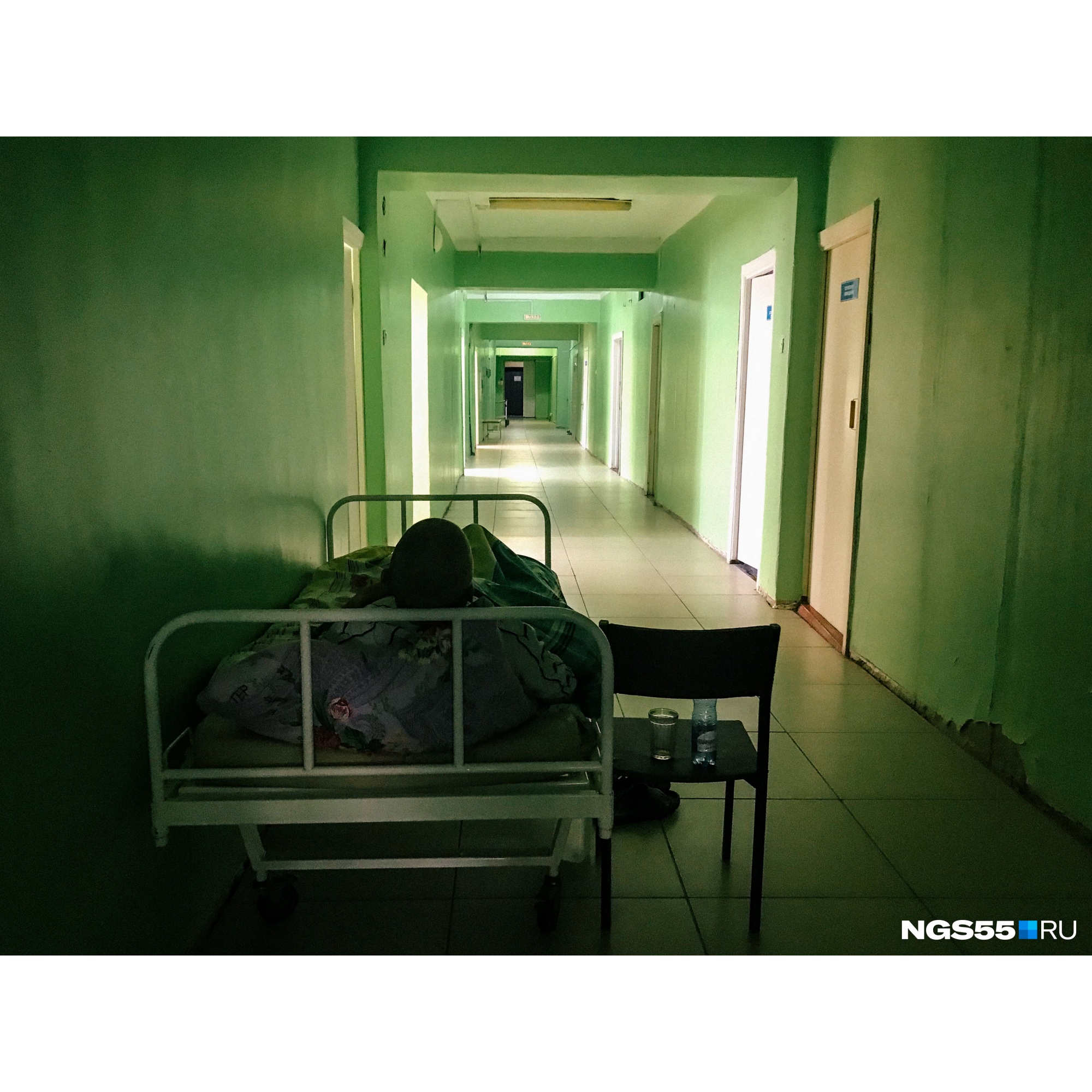 Один из пациентов лежит в коридоре. Как уверяют сотрудники больницы, если соседи по комнате не будут против, в скором времени мужчину всё-таки переведут в палату Один из пациентов лежит в коридоре. Как уверяют сотрудники больницы, если соседи по комнате не будут против, в скором времени мужчину всё-таки переведут в палату
