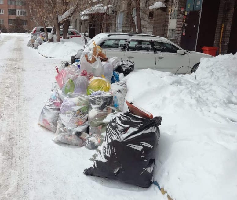 Аккуратно сложенные мешки с мусором лежат недалеко от входов в подъезды