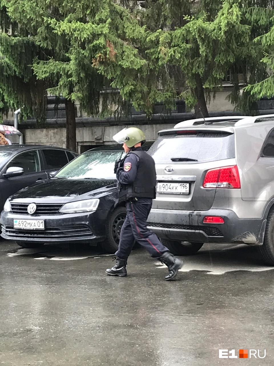 По улице ходят вооруженные люди По улице ходят вооруженные люди