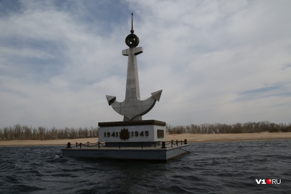 С пятницы плавучий знак-памятник снова украшает Волгу напротив центра города С пятницы плавучий знак-памятник снова украшает Волгу напротив центра города