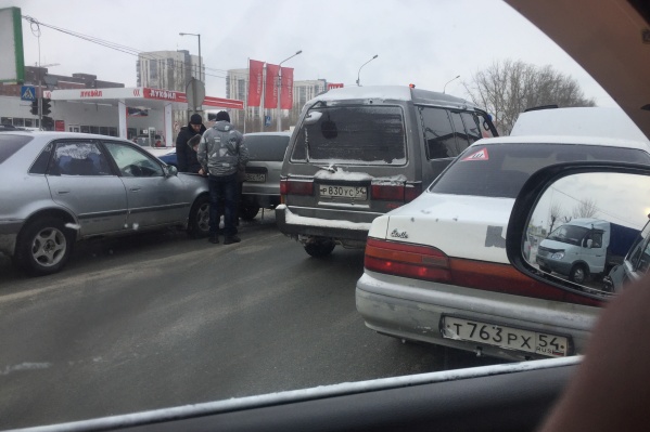 В двух авариях на Большевистской оказались четыре машины В двух авариях на Большевистской оказались четыре машины