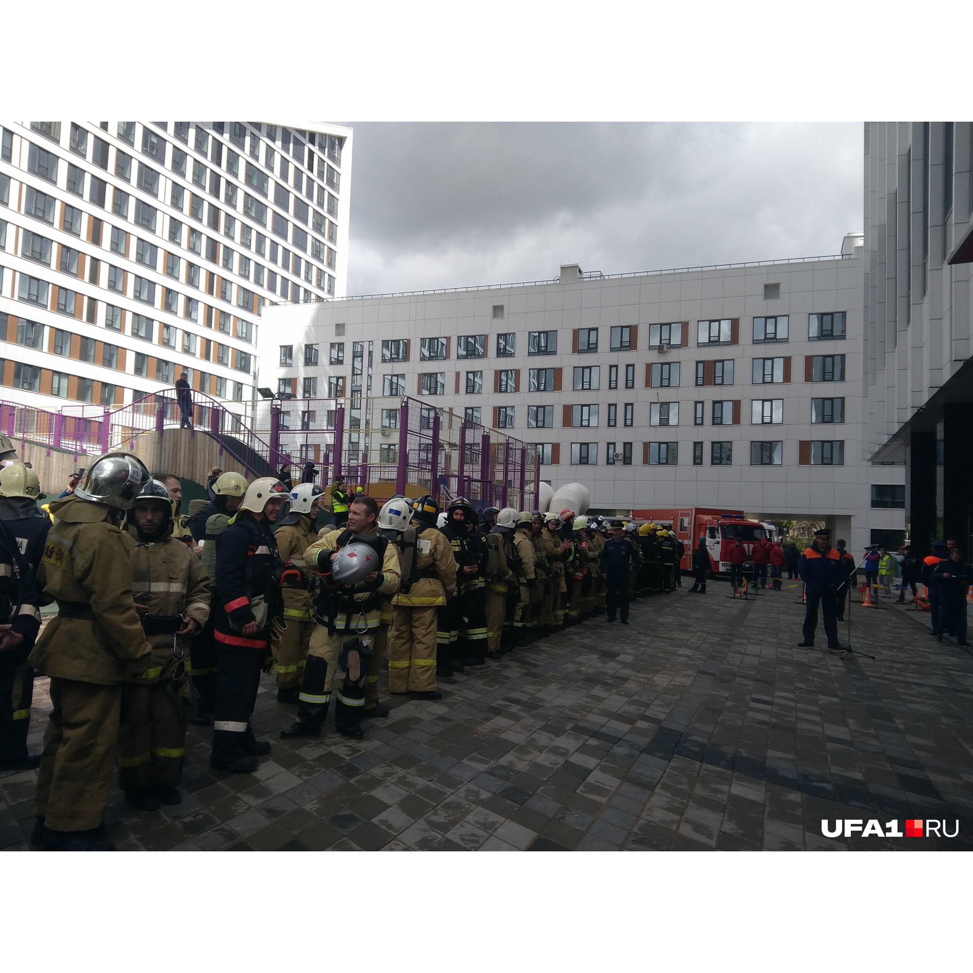 756 ступеней в полном обмундировании: как в Уфе пожарные на скорость 33-й этаж брали